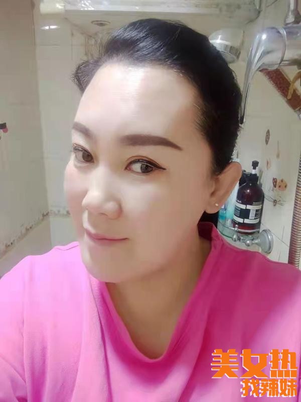 哈尔滨lf性息分享一个X感大妞分享一个注意：人照不符的哈尔滨楼风网性息！